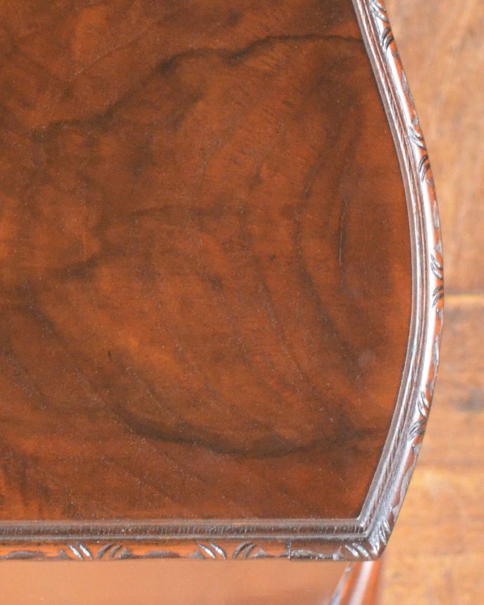 アンティークのチェスト アンティーク家具 手頃なサイズのベッドサイドチェスト、クラシックなアンティーク家具。縁取りにもさり気ないカットが施されています。(q-862-f)