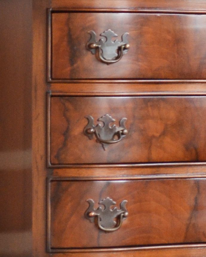 アンティークのチェスト アンティーク家具 手頃なサイズのベッドサイドチェスト、クラシックなアンティーク家具。アンティークならではの装飾された取っ手も味わい深くなっています。(q-862-f)