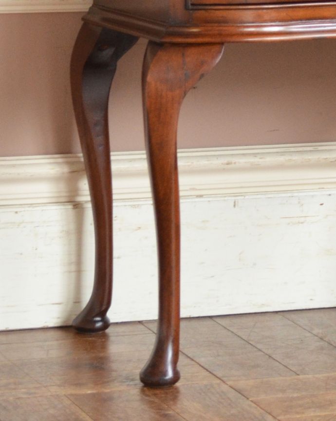 アンティークのチェスト アンティーク家具 手頃なサイズのベッドサイドチェスト、クラシックなアンティーク家具。猫脚がとっても可愛い!安定感はバッチリです。(q-862-f)