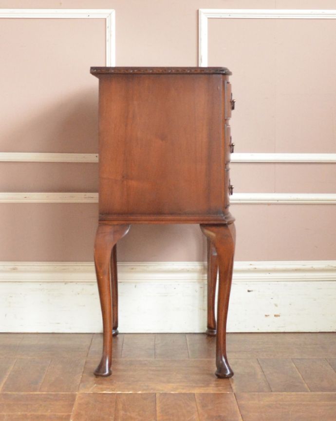 アンティークのチェスト アンティーク家具 手頃なサイズのベッドサイドチェスト、クラシックなアンティーク家具。サイドはこんな感じです。(q-862-f)