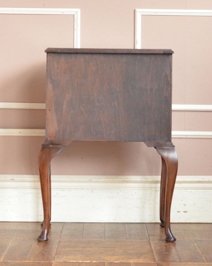 アンティークのチェスト アンティーク家具 手頃なサイズのベッドサイドチェスト、クラシックなアンティーク家具。アンティークは新品ではないので、もちろん経年変化によるキズはありますが、専門の職人が目立たないようキレイにお直しをしているので、後姿までキレイです。(q-862-f)