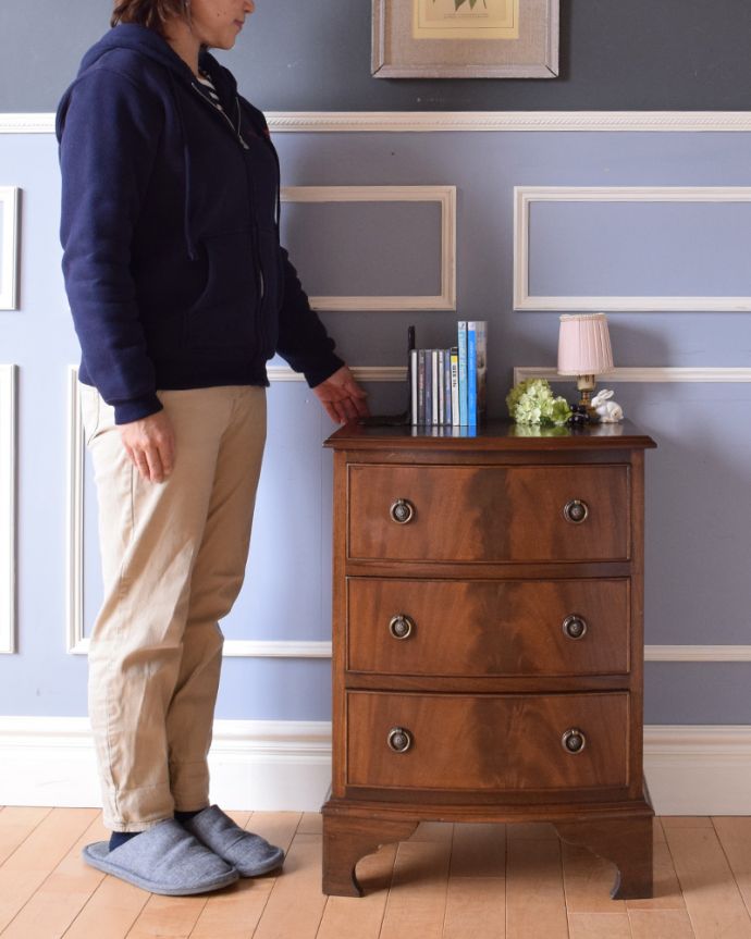 アンティークのチェスト　アンティーク家具　マホガニー材のベッドサイドチェスト、小さいアンティーク家具。ベッドやソファの横など、どこにでもちょこんと置けるコンパクトサイズで便利です。(q-865-f)