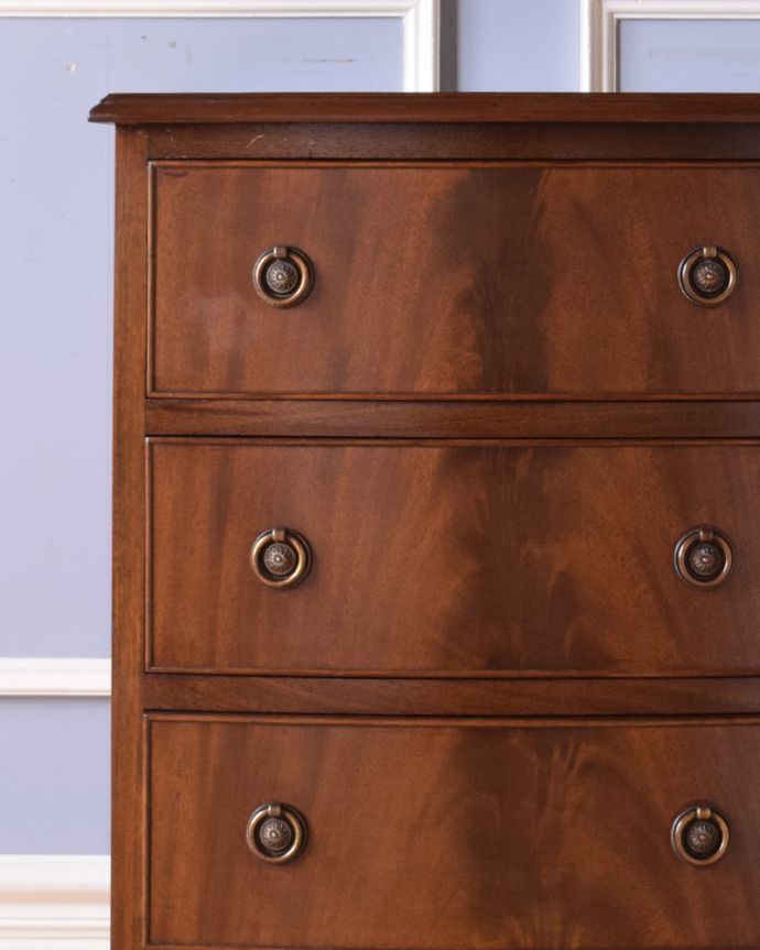 アンティークのチェスト　アンティーク家具　マホガニー材のベッドサイドチェスト、小さいアンティーク家具。とても美しいマホガニーの木目です。(q-865-f)