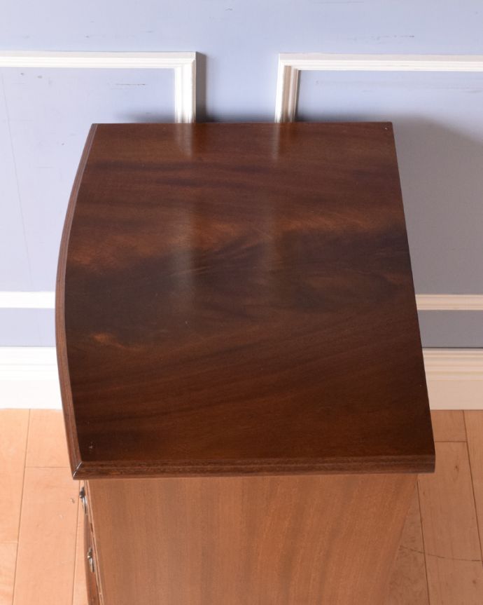 アンティークのチェスト　アンティーク家具　マホガニー材のベッドサイドチェスト、小さいアンティーク家具。天板も木目がとってもキレイです。(q-865-f)