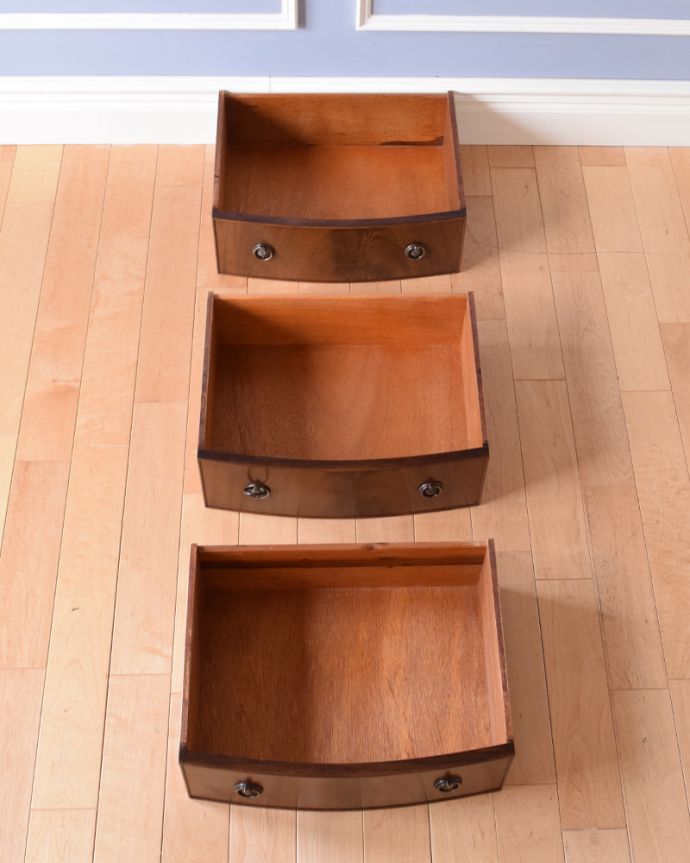 アンティークのチェスト　アンティーク家具　マホガニー材のベッドサイドチェスト、小さいアンティーク家具。引き出しは３杯。(q-865-f)