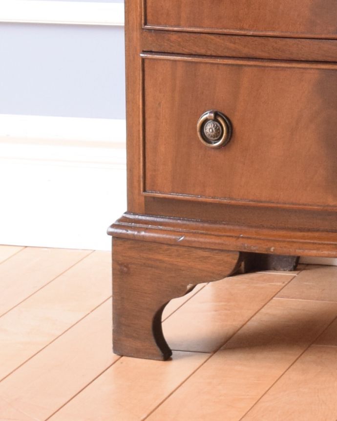 アンティークのチェスト　アンティーク家具　マホガニー材のベッドサイドチェスト、小さいアンティーク家具。上品なラインの脚がしっかりとキャビネットを支えます。(q-865-f)