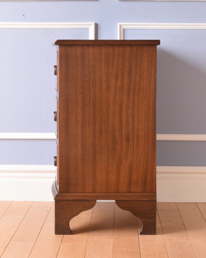 アンティークのチェスト　アンティーク家具　マホガニー材のベッドサイドチェスト、小さいアンティーク家具。サイドから見ても絵になります。(q-865-f)