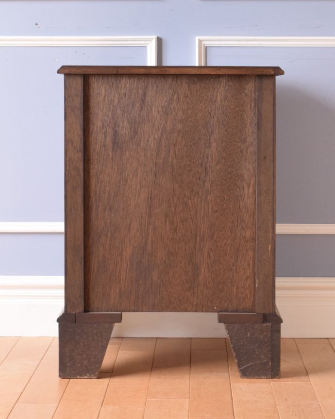 アンティークのチェスト　アンティーク家具　マホガニー材のベッドサイドチェスト、小さいアンティーク家具。アンティークは新品ではないので、もちろん経年変化によるキズはありますが、専門の職人が目立たないようキレイにお直しをしているので、後姿までキレイです。(q-865-f)