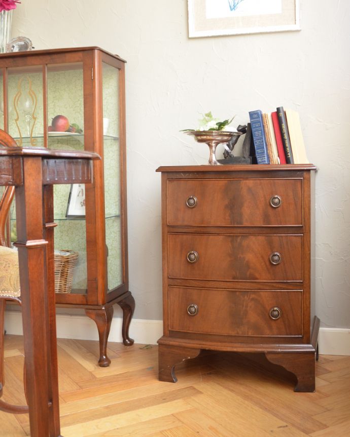 アンティークのチェスト　アンティーク家具　マホガニー材のベッドサイドチェスト、小さいアンティーク家具。どんな場所にも置けて便利に使えちゃう上品な雰囲気のマホガニー材の木目が美しいチェストは、コンパクトサイズなので、初めてのアンティークにもピッタリです。(q-865-f)