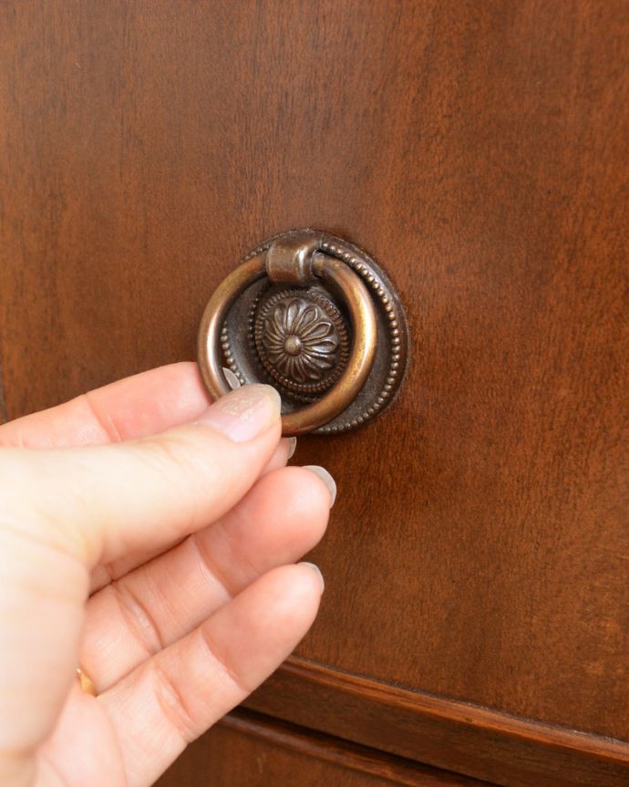 アンティークのチェスト　アンティーク家具　マホガニー材のベッドサイドチェスト、小さいアンティーク家具。高級感のあるリングタイプの取っ手です。(q-865-f)