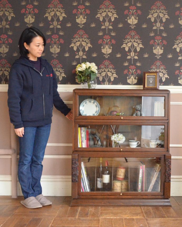 アンティークのキャビネット　アンティーク家具　葡萄の彫まで付いた美しい英国アンティーク家具、フラップ扉のブックケース（ガラスキャビネット）。本棚としてはもちろん、グラスや食器を並べて飾り棚としても素敵ですよ。(q-866-f)