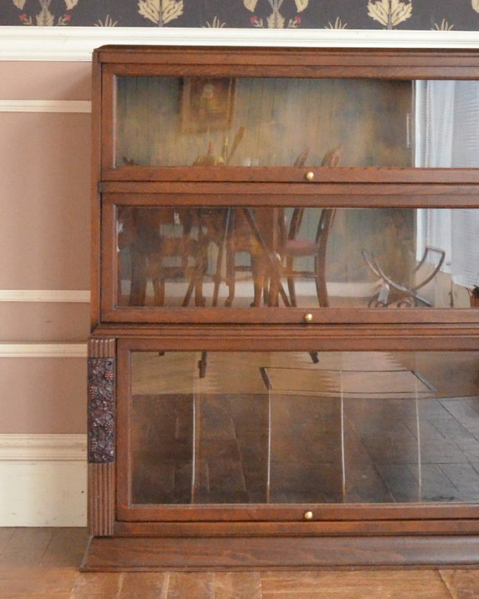 アンティークのキャビネット　アンティーク家具　葡萄の彫まで付いた美しい英国アンティーク家具、フラップ扉のブックケース（ガラスキャビネット）。職人さんの技が生きた装飾です。(q-866-f)