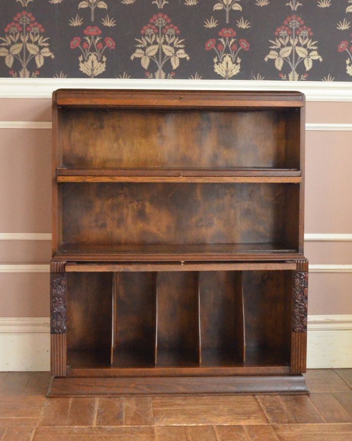 アンティークのキャビネット　アンティーク家具　葡萄の彫まで付いた美しい英国アンティーク家具、フラップ扉のブックケース（ガラスキャビネット）。食器や写真立て、本やDVDなどなど、たくさん飾ればディスプレイの幅が広がります！ガラスが大きいので、中に飾ったものがいい感じに見えてオシャレになります。(q-866-f)