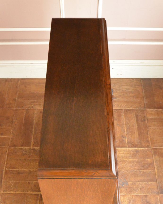 アンティークのキャビネット　アンティーク家具　葡萄の彫まで付いた美しい英国アンティーク家具、フラップ扉のブックケース（ガラスキャビネット）。天板の塗装もキレイに仕上げました。(q-866-f)