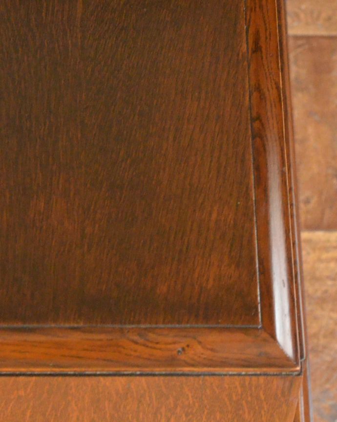 アンティークのキャビネット　アンティーク家具　葡萄の彫まで付いた美しい英国アンティーク家具、フラップ扉のブックケース（ガラスキャビネット）。さり気なく入った装飾。(q-866-f)