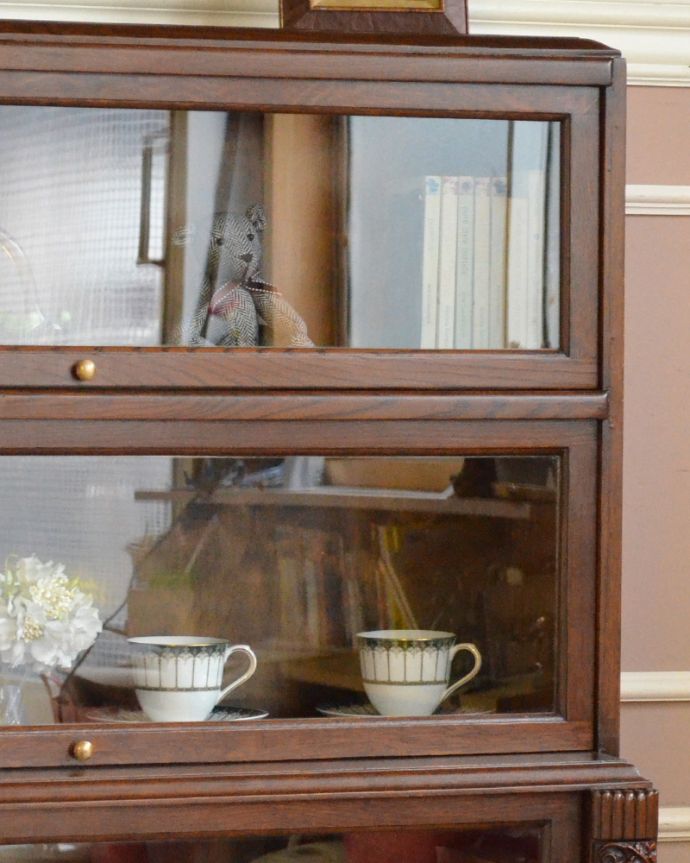 アンティークのキャビネット　アンティーク家具　葡萄の彫まで付いた美しい英国アンティーク家具、フラップ扉のブックケース（ガラスキャビネット）。ガラスも当時のものをそのままに。(q-866-f)