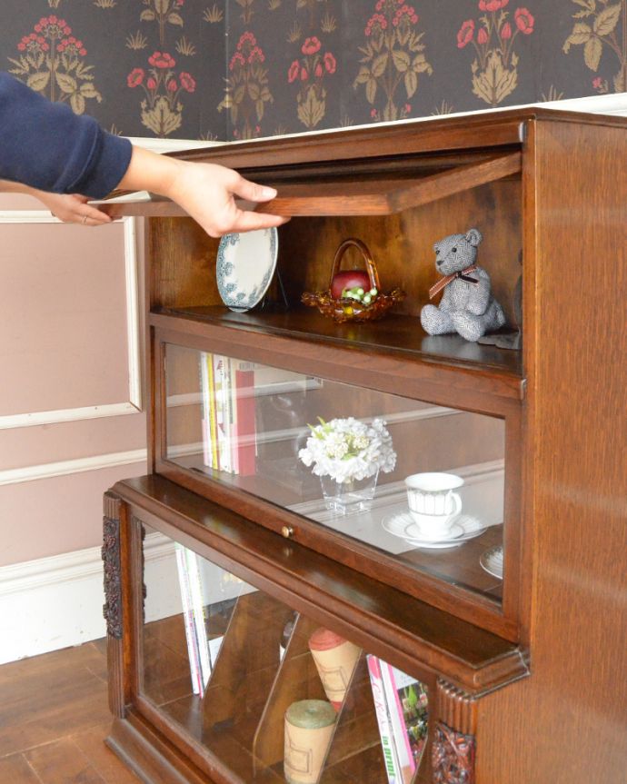 アンティークのキャビネット　アンティーク家具　葡萄の彫まで付いた美しい英国アンティーク家具、フラップ扉のブックケース（ガラスキャビネット）。扉は上に上げて、スライドさせて中にしまいます。(q-866-f)