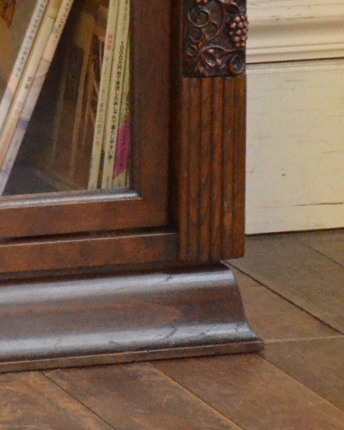 アンティークのキャビネット　アンティーク家具　葡萄の彫まで付いた美しい英国アンティーク家具、フラップ扉のブックケース（ガラスキャビネット）。安定感のある脚がしっかり支えます。(q-866-f)