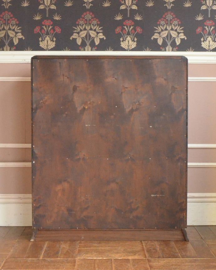 アンティークのキャビネット　アンティーク家具　葡萄の彫まで付いた美しい英国アンティーク家具、フラップ扉のブックケース（ガラスキャビネット）。アンティークは新品ではないので、もちろん経年変化によるキズはありますが、専門の職人が目立たないようキレイにお直しをしているので、後姿までキレイです。(q-866-f)