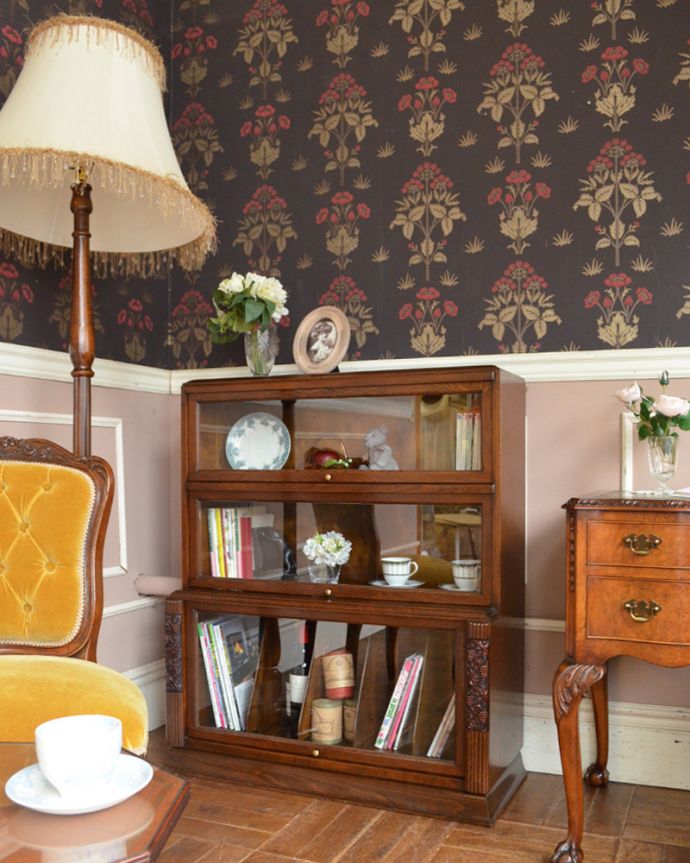 アンティークのキャビネット　アンティーク家具　葡萄の彫まで付いた美しい英国アンティーク家具、フラップ扉のブックケース（ガラスキャビネット）。ダイニングでもリビングでも･･･このステキなキャビネットは、正直、場所を問わずどこに置いても似合う！ダイニングではカップボードとして、お気に入りの食器を飾りながら収納。(q-866-f)