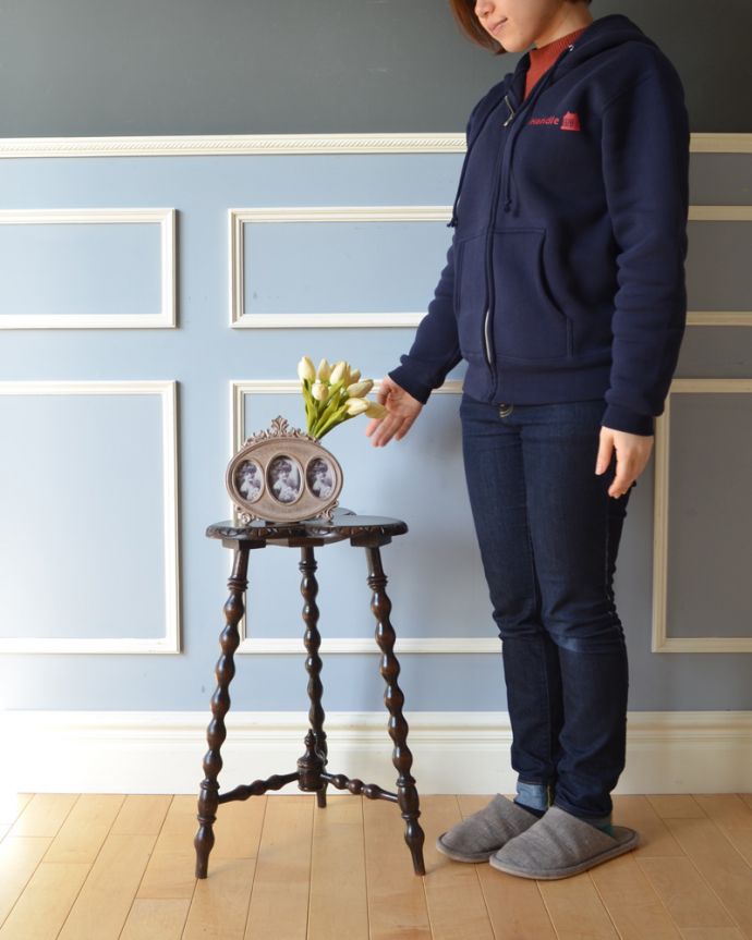 アンティークのテーブル　アンティーク家具　ボビンレッグが美しい英国アンティーク家具、クローバーモチーフのオケージョナルテーブル。３本脚でバランスよく立っています。(q-867-f)