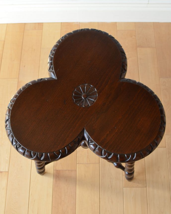 アンティークのテーブル　アンティーク家具　ボビンレッグが美しい英国アンティーク家具、クローバーモチーフのオケージョナルテーブル。上から見ると、天板はこんな感じ。(q-867-f)