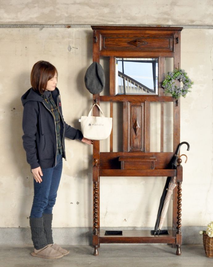 アンティークの玄関収納　アンティーク家具　傘立てとフックが一緒になった機能的な英国アンティーク家具、鏡付きのホールスタンド。お家に来たお客様が必ず初めて訪れる場所が玄関。(q-868-f)