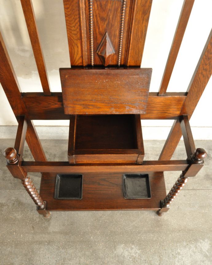 アンティークの玄関収納　アンティーク家具　傘立てとフックが一緒になった機能的な英国アンティーク家具、鏡付きのホールスタンド。本来ステッキスタンドだった場所は傘立てにピッタリ。(q-868-f)