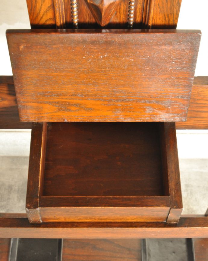 アンティークの玄関収納　アンティーク家具　傘立てとフックが一緒になった機能的な英国アンティーク家具、鏡付きのホールスタンド。靴ブラシを入れていたフタ付き収納も。(q-868-f)