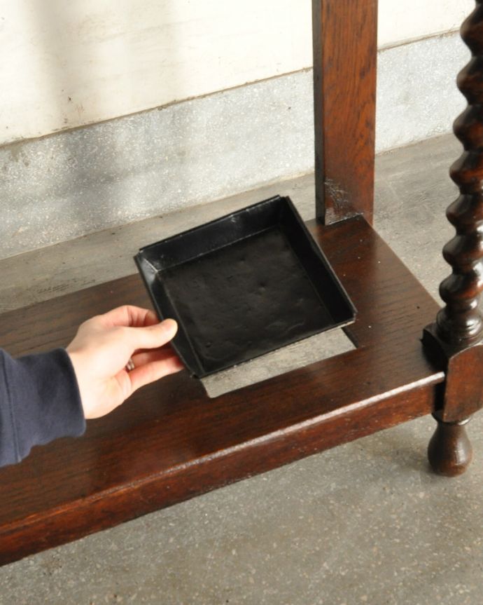 アンティークの玄関収納　アンティーク家具　傘立てとフックが一緒になった機能的な英国アンティーク家具、鏡付きのホールスタンド。雨水を受けるところが付いています。(q-868-f)