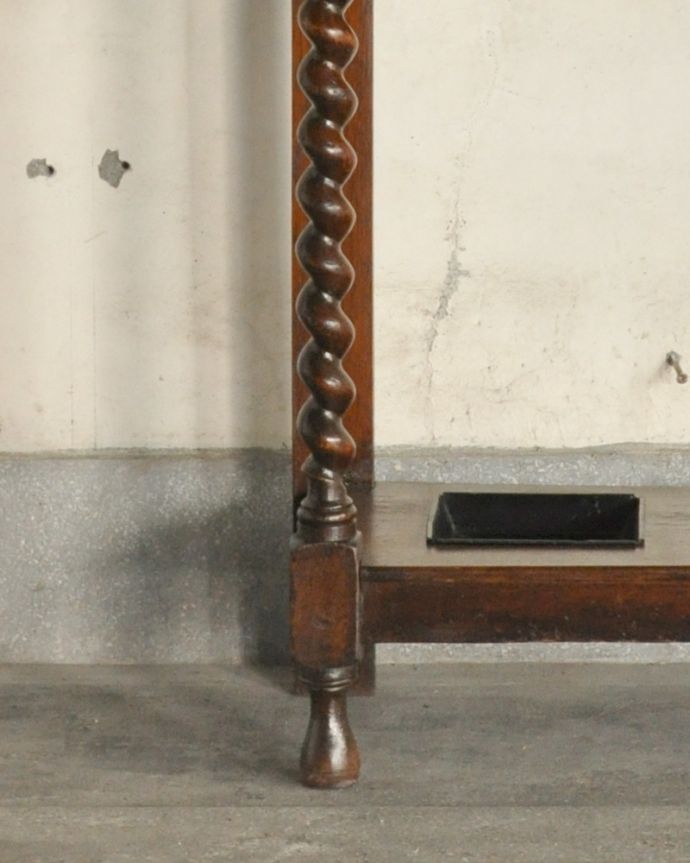 アンティークの玄関収納　アンティーク家具　傘立てとフックが一緒になった機能的な英国アンティーク家具、鏡付きのホールスタンド。安定感のある脚がしっかり支えます。(q-868-f)