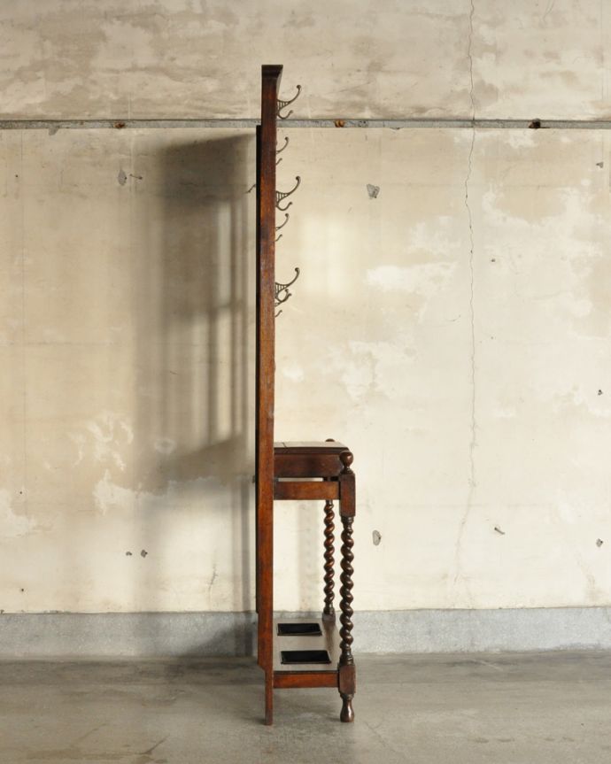 アンティークの玄関収納　アンティーク家具　傘立てとフックが一緒になった機能的な英国アンティーク家具、鏡付きのホールスタンド。横から見るとこんなにもスッキリとしているんですよ。(q-868-f)