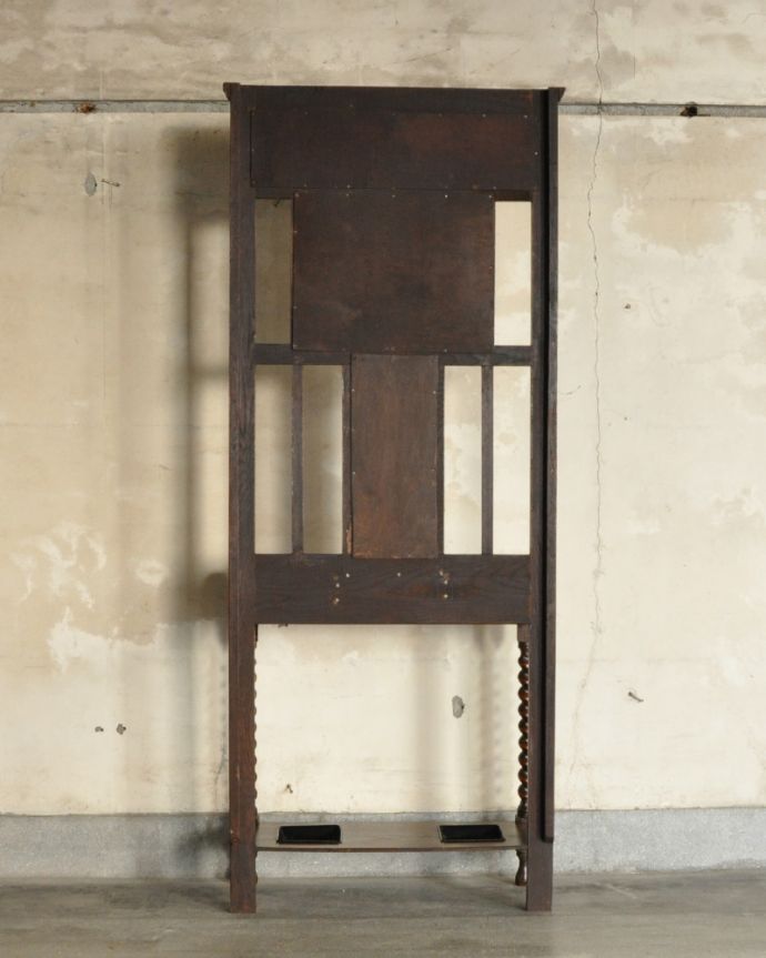 アンティークの玄関収納　アンティーク家具　傘立てとフックが一緒になった機能的な英国アンティーク家具、鏡付きのホールスタンド。※アンティークは新品ではないので、もちろん経年変化によるキズはありますが、専門の職人が目立たないようキレイにお直しをしているので、後姿までキレイです。(q-868-f)