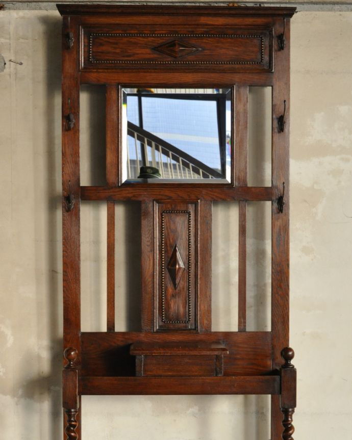 アンティークの玄関収納　アンティーク家具　傘立てとフックが一緒になった機能的な英国アンティーク家具、鏡付きのホールスタンド。落ち着いて上品なデザインが日本のお家にも似合います。(q-868-f)