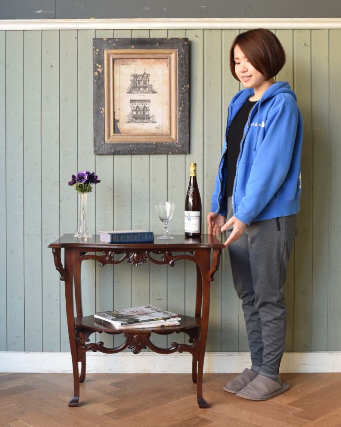 ロイドテーブル　アンティーク家具　マホガニー材のアンティーク英国家具、豪華な脚が美しいオケージョナルテーブル。そっと壁に付けて置くだけで、オシャレな雰囲気に。(q-869-f)