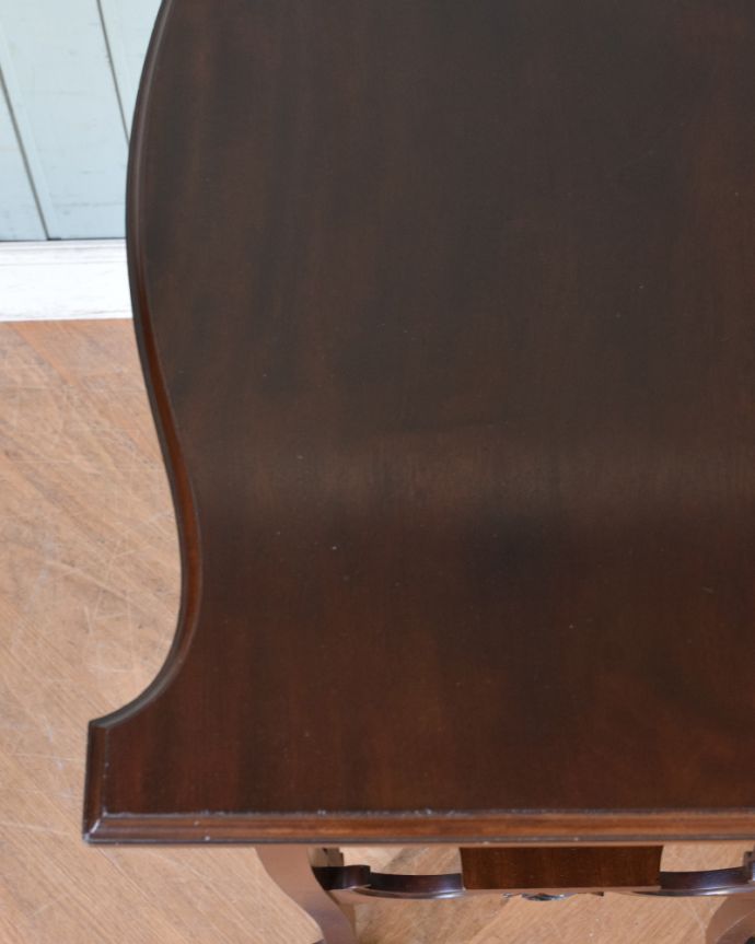 ロイドテーブル　アンティーク家具　マホガニー材のアンティーク英国家具、豪華な脚が美しいオケージョナルテーブル。高級感のある木目です。(q-869-f)