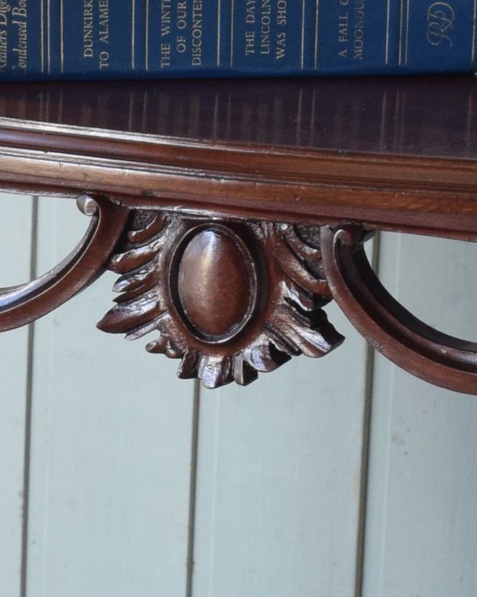 ロイドテーブル　アンティーク家具　マホガニー材のアンティーク英国家具、豪華な脚が美しいオケージョナルテーブル。とても美しい彫です。(q-869-f)