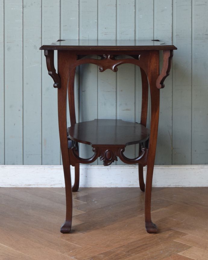 ロイドテーブル　アンティーク家具　マホガニー材のアンティーク英国家具、豪華な脚が美しいオケージョナルテーブル。アンティークは新品ではないので、もちろん経年変化によるキズはありますが、専門の職人が目立たないようキレイにお直しをしているので、サイド、後姿までキレイです。(q-869-f)