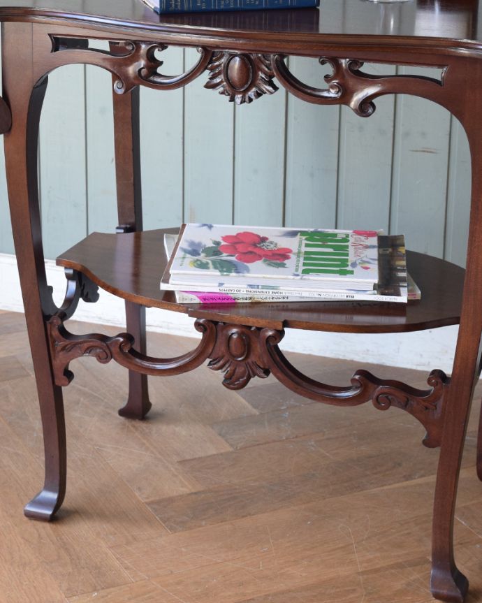 ロイドテーブル　アンティーク家具　マホガニー材のアンティーク英国家具、豪華な脚が美しいオケージョナルテーブル。下にはちょっとした物置があります。(q-869-f)