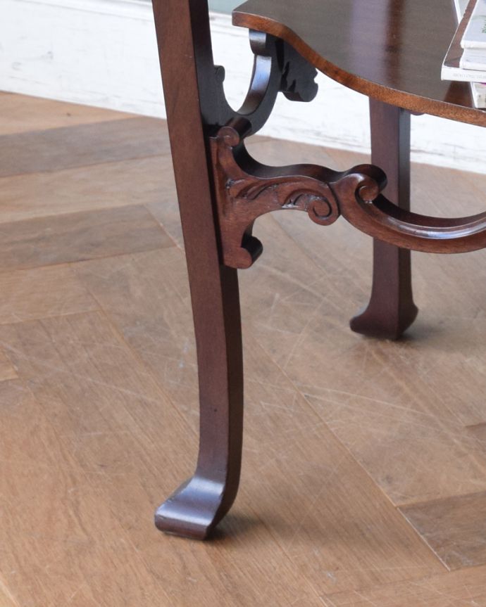 ロイドテーブル　アンティーク家具　マホガニー材のアンティーク英国家具、豪華な脚が美しいオケージョナルテーブル。カーブした脚先が繊細でステキ。(q-869-f)