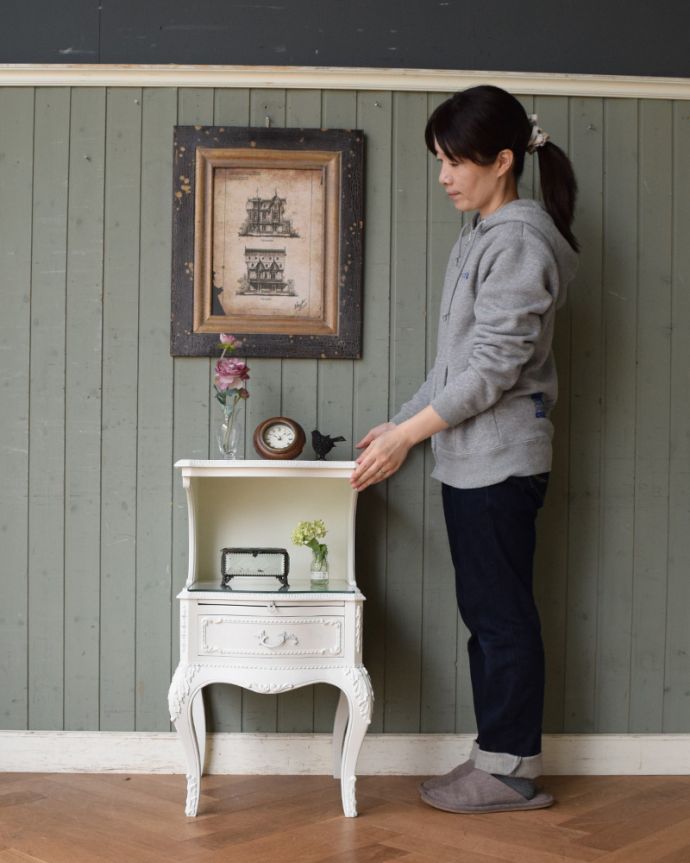 アンティークのチェスト　アンティーク家具　フランスのアンティークペイント家具、可憐なホワイトカラーのベッドサイドチェスト。ディスプレイと収納も兼ねた可愛いキャビネット。(q-870-f)