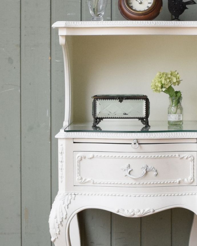 アンティークのチェスト　アンティーク家具　フランスのアンティークペイント家具、可憐なホワイトカラーのベッドサイドチェスト。可愛くって華やかなフレンチスタイルのミニキャビネット。(q-870-f)