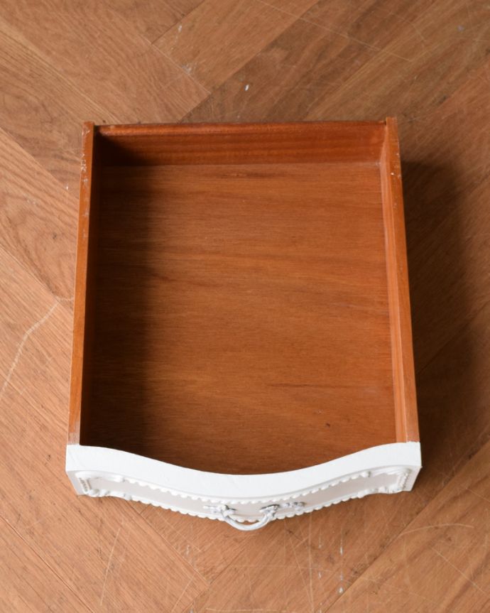 アンティークのチェスト　アンティーク家具　フランスのアンティークペイント家具、可憐なホワイトカラーのベッドサイドチェスト。引き出しは1杯。(q-870-f)