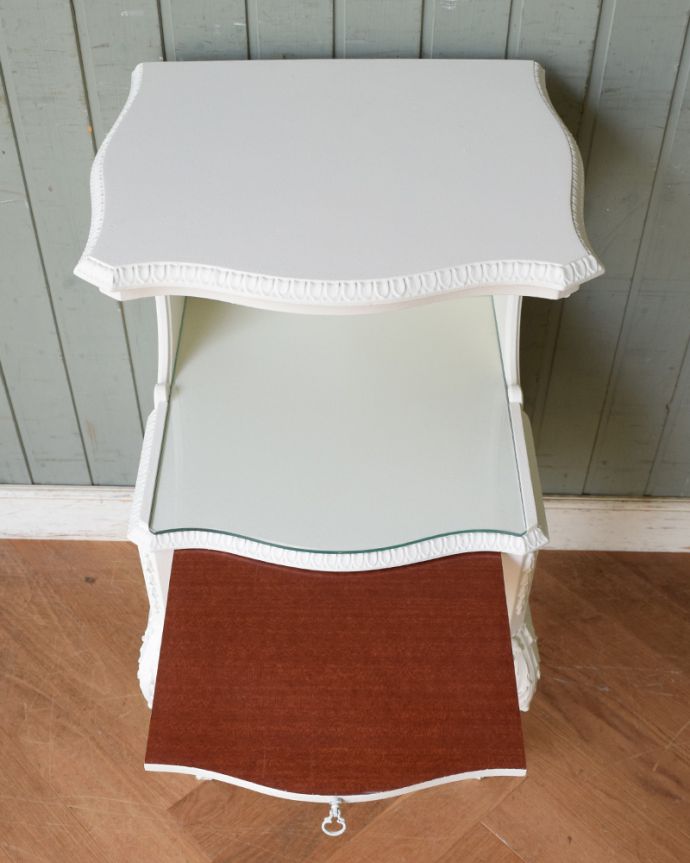 アンティークのチェスト　アンティーク家具　フランスのアンティークペイント家具、可憐なホワイトカラーのベッドサイドチェスト。天板はピカピカです。(q-870-f)