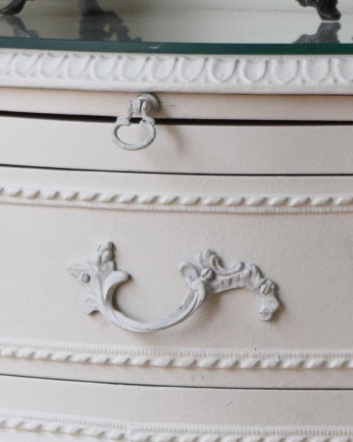 アンティークのチェスト　アンティーク家具　フランスのアンティークペイント家具、可憐なホワイトカラーのベッドサイドチェスト。引き出しの取っ手は植物をモチーフにしたデザイン。(q-870-f)