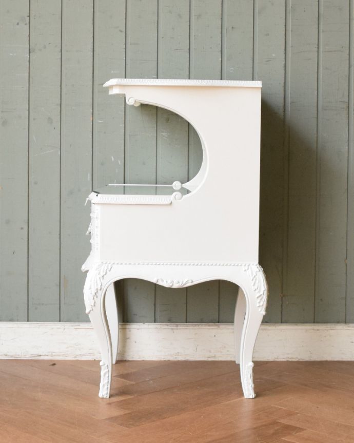 アンティークのチェスト　アンティーク家具　フランスのアンティークペイント家具、可憐なホワイトカラーのベッドサイドチェスト。サイドにも可愛い飾り。(q-870-f)