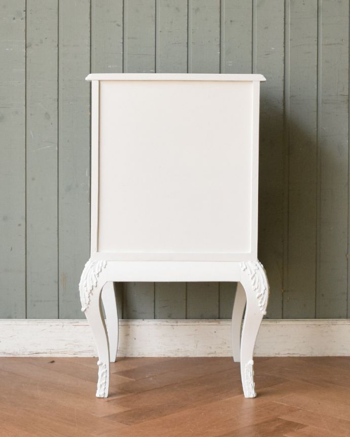 アンティークのチェスト　アンティーク家具　フランスのアンティークペイント家具、可憐なホワイトカラーのベッドサイドチェスト。※アンティークは新品ではないので、もちろん経年変化によるキズはありますが、専門の職人が目立たないようキレイにお直しをしているので、後姿までキレイです。(q-870-f)