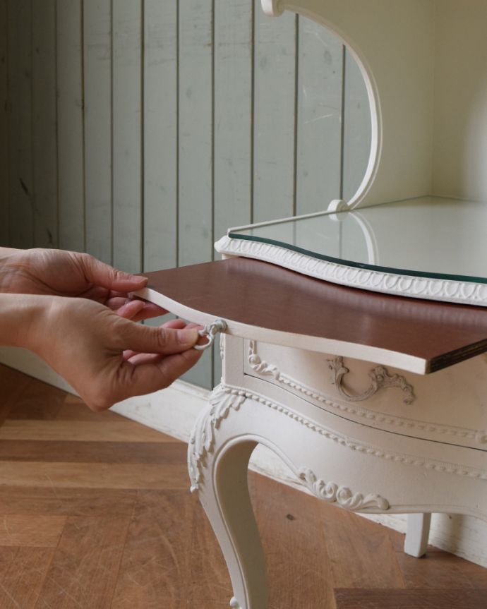 アンティークのチェスト　アンティーク家具　フランスのアンティークペイント家具、可憐なホワイトカラーのベッドサイドチェスト。実は、トレイが付いています！サイドテーブルのように使えます。(q-870-f)