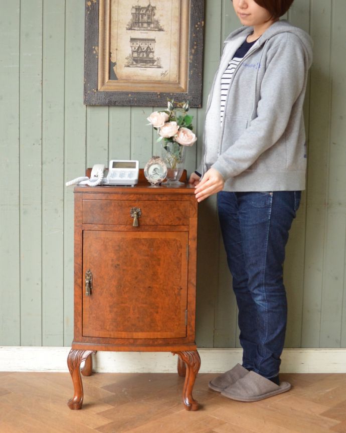 アンティークのキャビネット　アンティーク家具　ウォルナット材で造られたベッドサイドキャビネット、アンティーク英国家具。ベッドやソファの横など、どこにでもちょこんと置けるコンパクトサイズで便利です。(q-871-f)