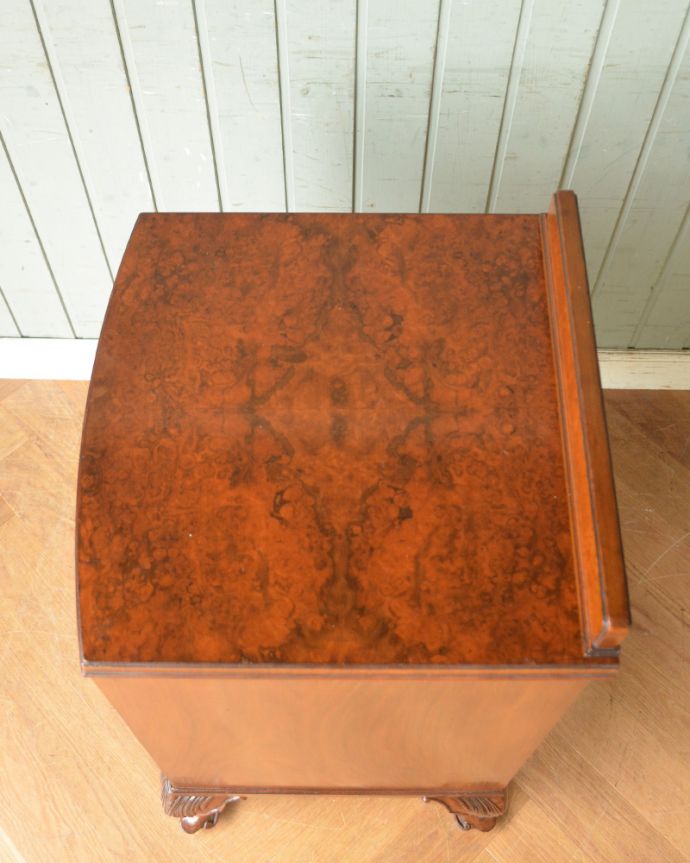 アンティークのキャビネット　アンティーク家具　ウォルナット材で造られたベッドサイドキャビネット、アンティーク英国家具。天板もキレイに仕上げました。(q-871-f)